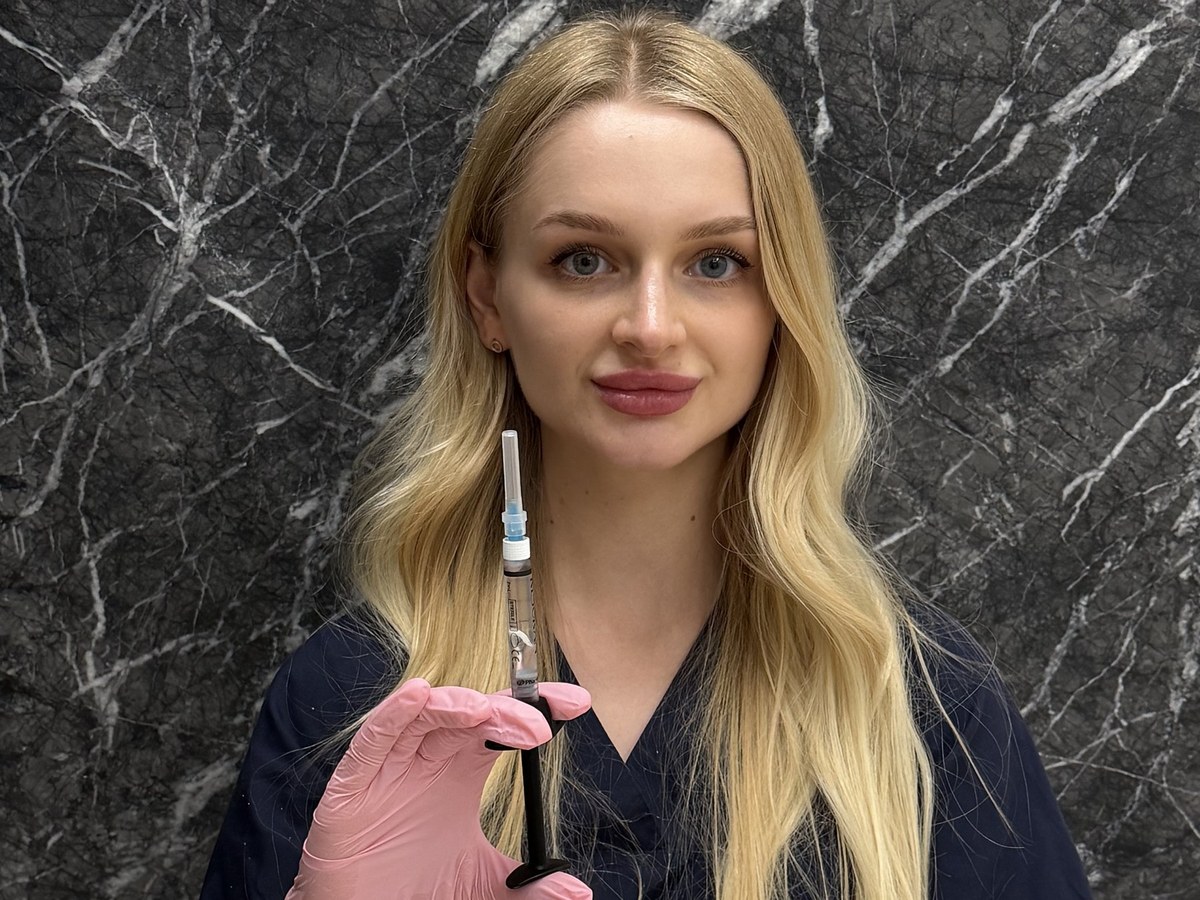 Kosmetoložka Fresh Vibes Beauty s připravenou stříkačkou