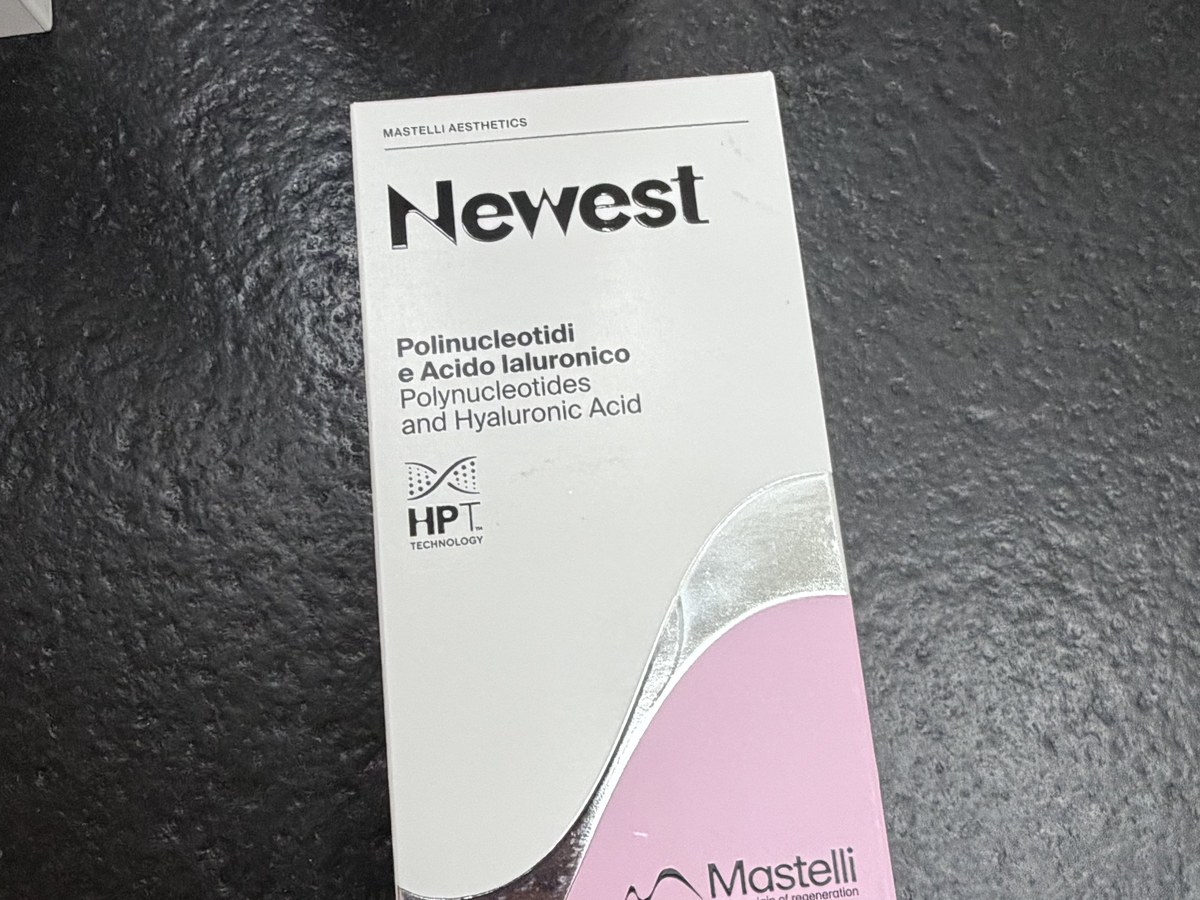 Etiketa balení Newest (Mastelli): polynukleotidy a kyselina hyaluronová — Fresh Vibes Beauty, Praha 1