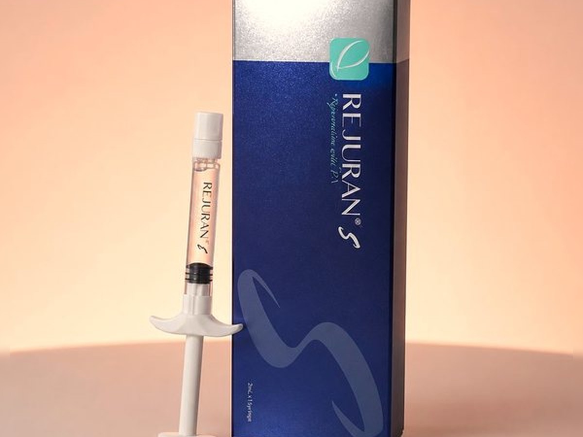 Originální modré balení Rejuran S v rukách kosmetoložky — Fresh Vibes Beauty, Praha 1