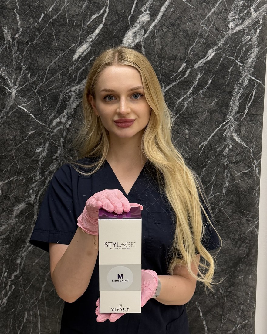Kosmetoložka Fresh Vibes Beauty drží originální balení Stylage M Lidocaine od Vivacy