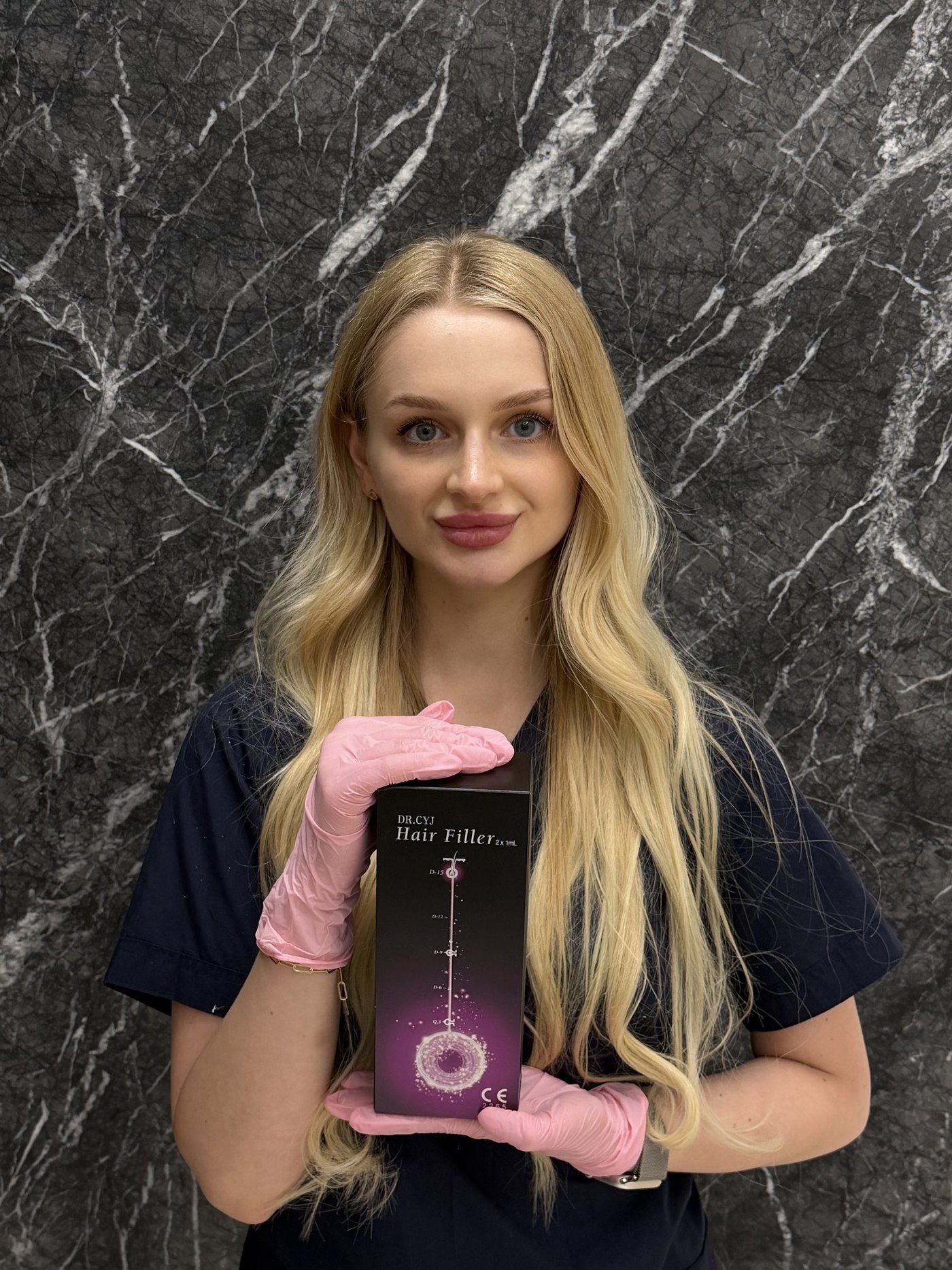 Kosmetoložka Fresh Vibes Beauty drží originální balení DR.CYJ Hair Filler, Praha 1