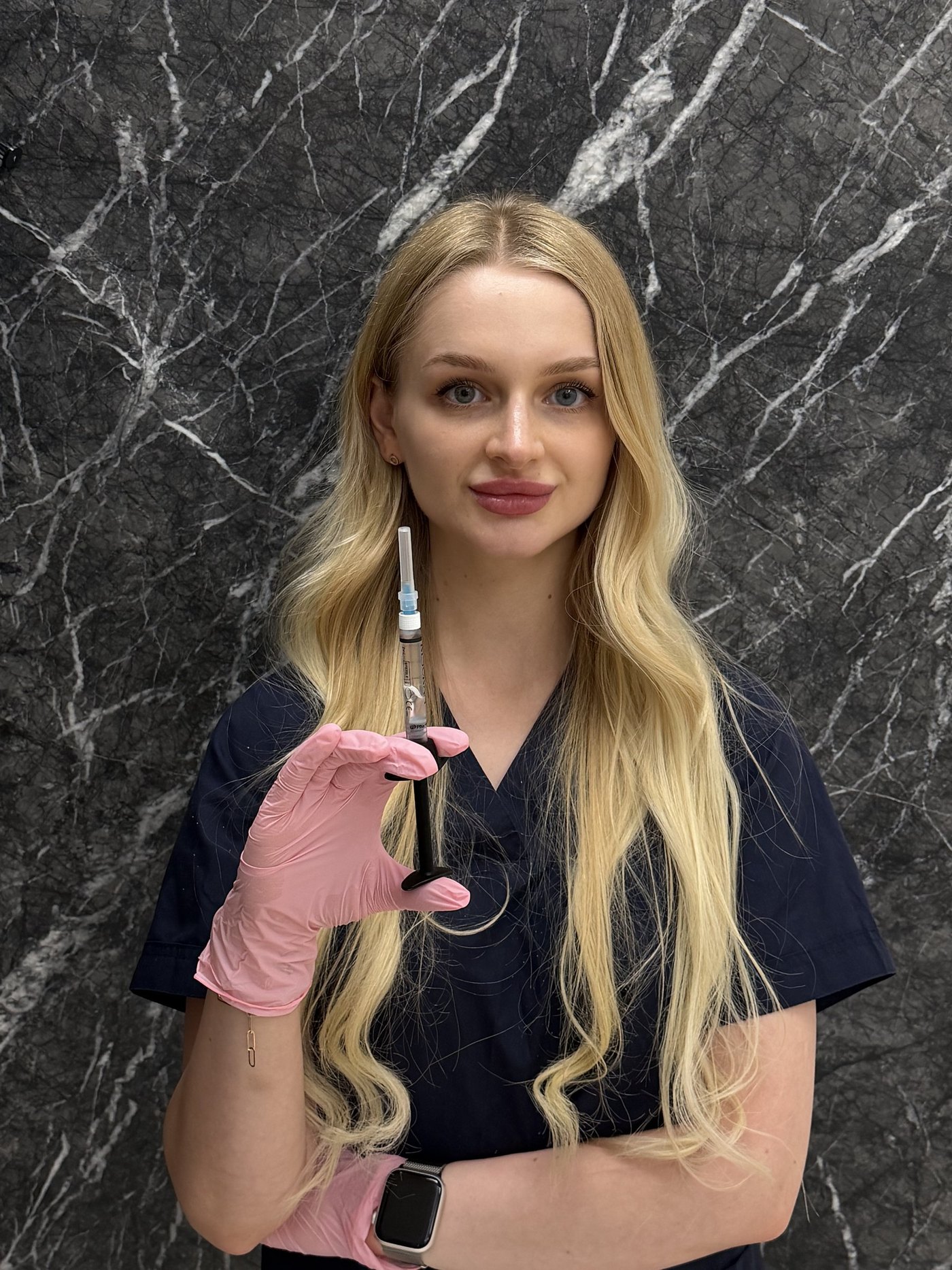 Kosmetoložka Fresh Vibes Beauty s připravenou jednorázovou stříkačkou před aplikací, Praha 1