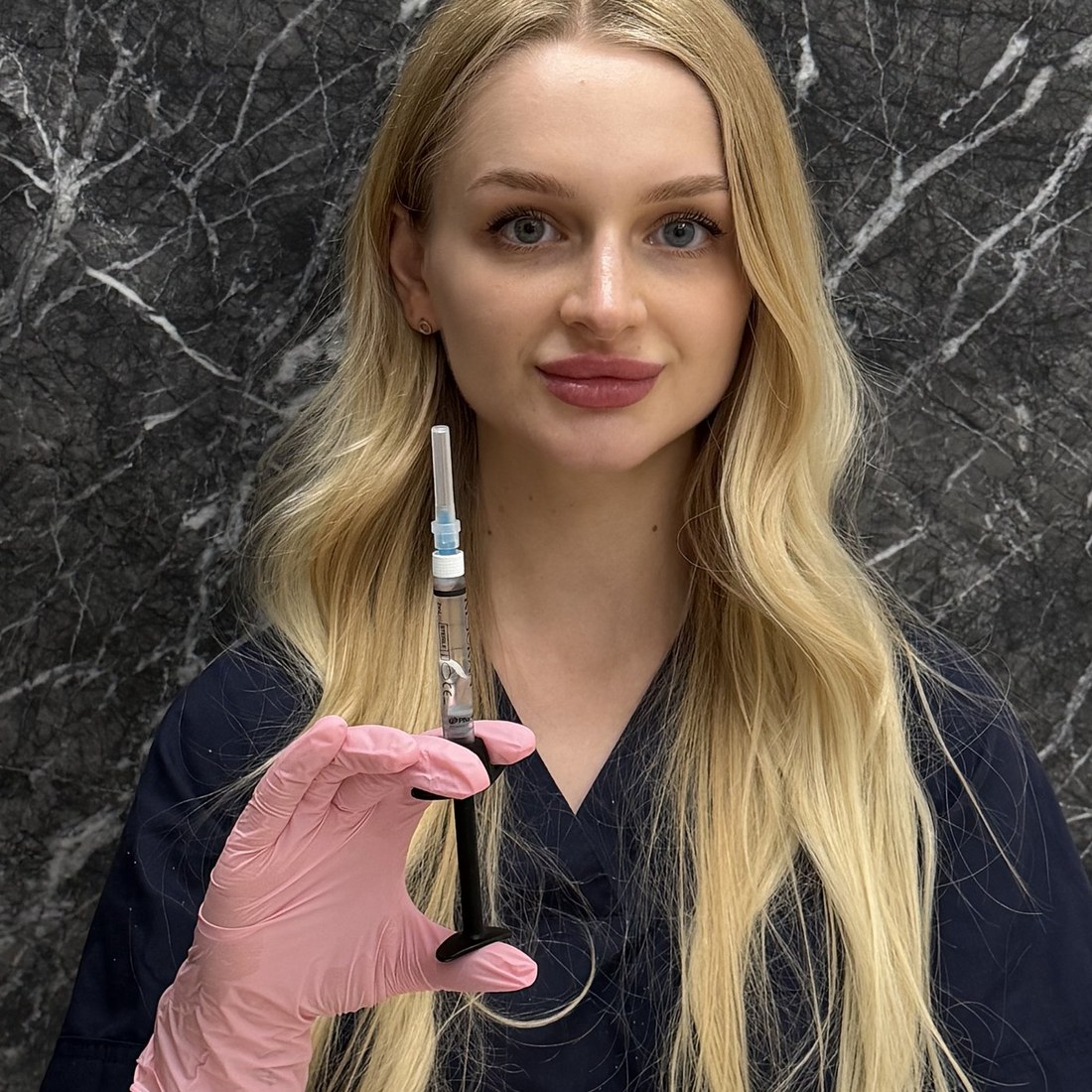 Kosmetoložka Fresh Vibes Beauty drží připravenou stříkačku — otevíráme ji před pacientem, Praha 1